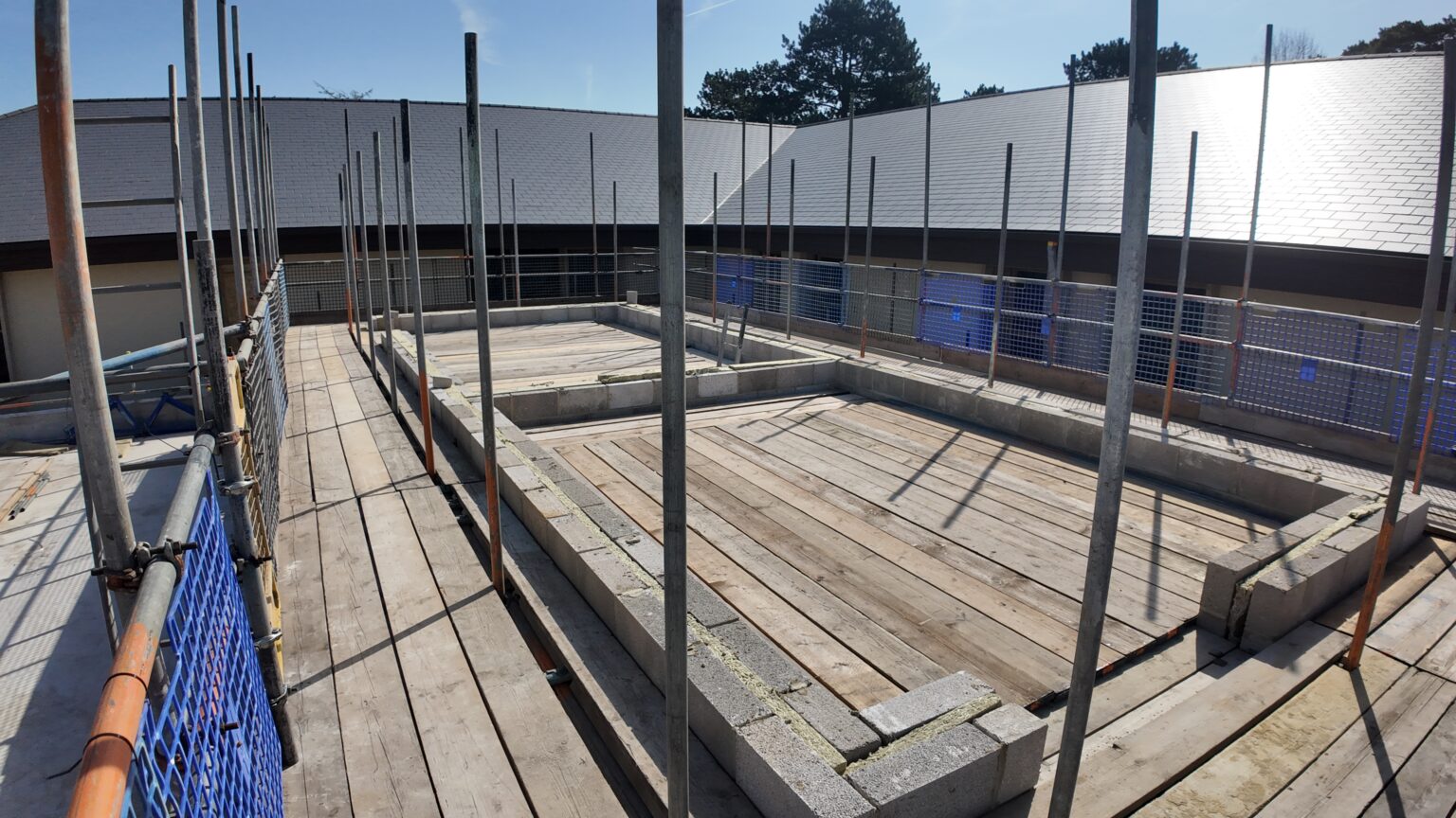 Scaffolding on the roof of a building put up by Rosewood Scaffolding in Oxford
